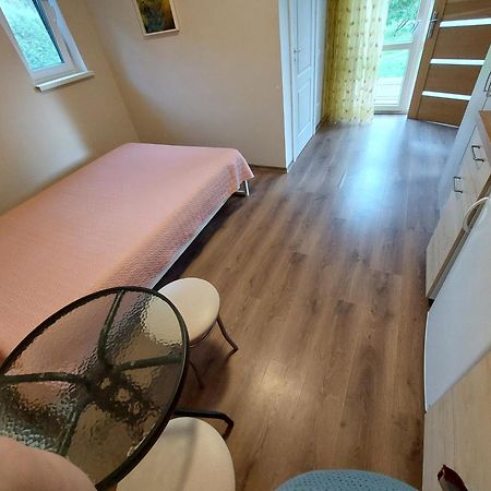 Apartamenti Ar Verandu Diviem Cilvekiem Плиеньциемс Экстерьер фото